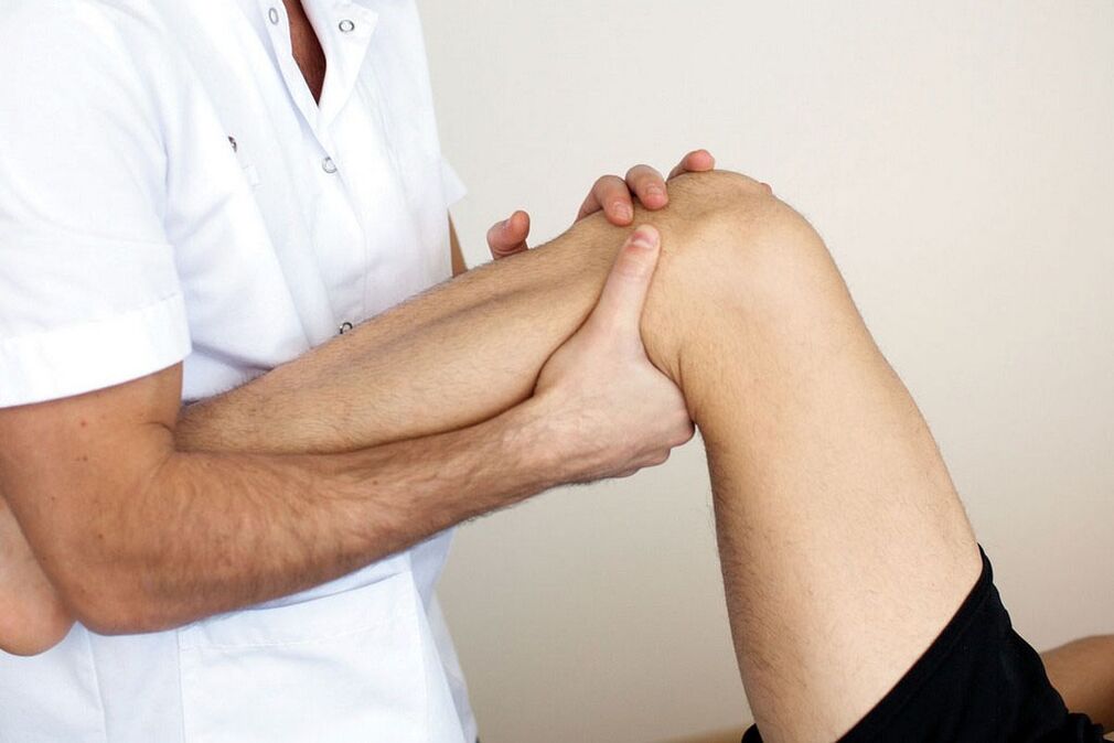 médecin examinant un genou atteint d'arthrose