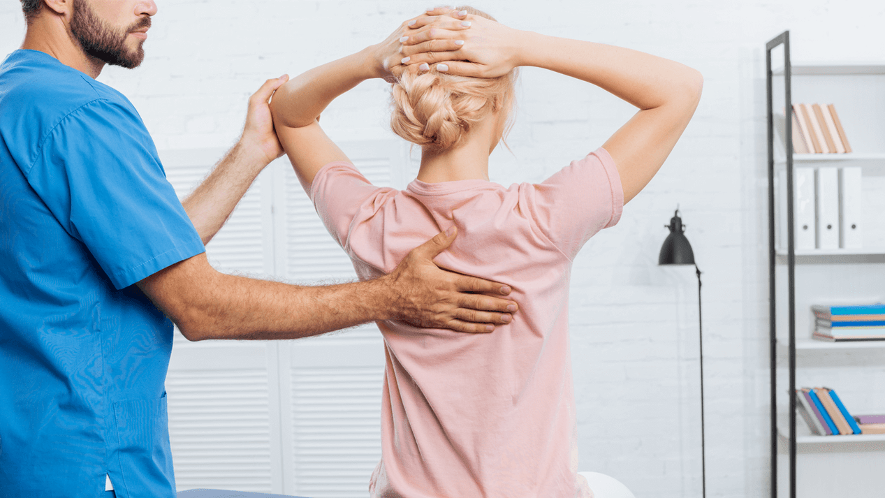 La fille s'est tournée vers le médecin avec des plaintes de maux de dos