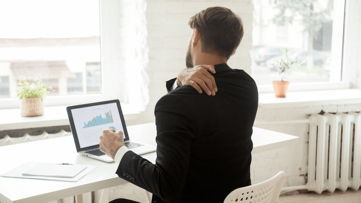 Maux de dos du travail sédentaire sur l'ordinateur